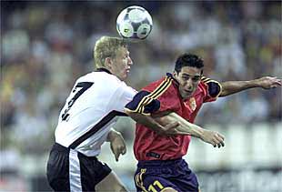 Vicente intenta llevarse el balón con la oposición de Ibertsberger.