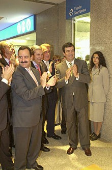 De derecha a izquierda, el ministro de Fomento, Francisco Álvarez Cascos, y Jaime García Morey (más al fondo), ex cantante e imputado en el caso Gescartera, en la inauguración del centro Vialia de la estación de Renfe en Salamanca