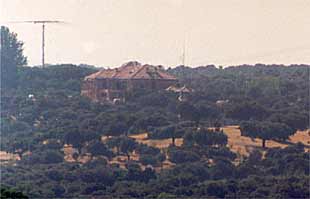 La casa en construcción del Príncipe, fotografiada desde fuera del recinto de La Zarzuela.