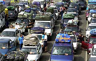 Decenas de marroquíes residentes en el extranjero, en Algeciras, este mes durante la Operación Paso del Estrecho.