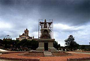 Trabajos de construcción de un templo budista en el parque natural del Garraf.