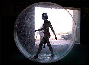 Uno de los inventos expuestos en Galáctica 2001: una piscina portátil.