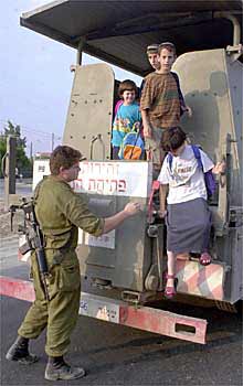 1,7 millones de niños israelíes volvieron ayer a las aulas escoltados por 7.000 agentes por temor a un atentado.