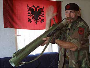 El  comandante  Puci, de la guerrilla albanesa, con un lanzacohetes en el cuartel del Selce, junto a Tetovo.