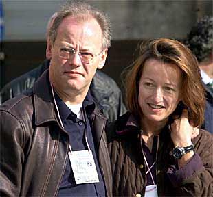 El  comandante  Puci, de la guerrilla albanesa, con un lanzacohetes en el cuartel del Selce, junto a Tetovo.