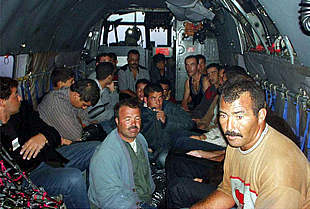 Los inmigrantes marroquíes rescatados en alta mar por buques británicos.