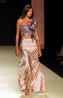 Nieves Álvarez, con un modelo de Javier Larrainzar.