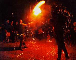 Participantes en la romería lanzan una de las  fogueretes .