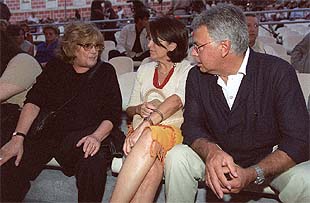 La viuda de Gila, María Dolores Cabo (a la izquierda), charla con Felipe González y Carmen Romero durante el acto.