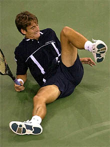 Robredo, por los suelos, en su duelo con Roddick.