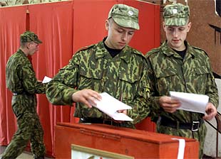 Militares bielorrusos organizan los votos para las elecciones presidenciales, en Minsk.