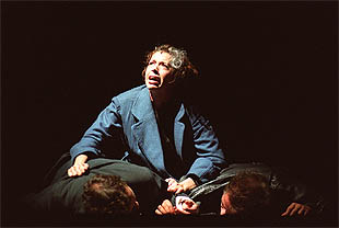 Un momento de  Hermanos de sangre , en el teatro Lara.