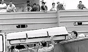 Marineros del barco   Haci Arif     Capitan   observaban, ayer, el desembarco