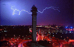 Un fuerte aparato eléctrico iluminó el centro de Valencia en la madrugada de ayer, como se aprecia en la imagen.