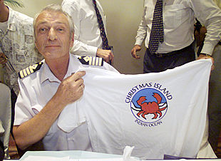 Arne Rinnan, capitán del    Tampa , muestra una camiseta que le regalaron sus simpatizantes de la isla de Navidad.