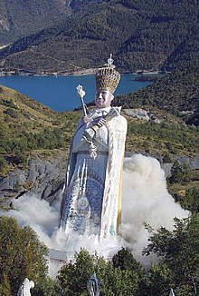 Los artificieros dinamitaron ayer la efigie de hormigón del  guru  de la secta Mandarom, Gilbert Bourdin, que había sido levantada de forma ilegal en 1990 en Castellane (sureste de Francia).