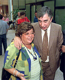 Cristina Almeida y Pedro Sabando, en los pasillos de la Asamblea de Madrid tras la conferencia de prensa.