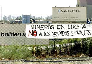 Imagen de una de las pancartas aparecidas ayer a la entrada de la mina de Aznalcóllar.