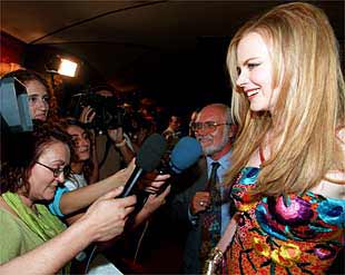 Nicole Kidman antes de entrar al estreno de    Los otros .
