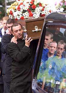 Unionistas cargan el féretro de Thomas McDonald en Belfast.