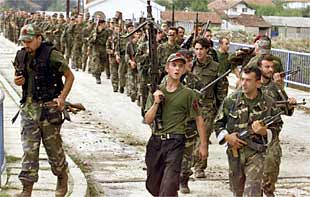 La guerrilla albanesa reanuda la entrega de sus armas a la OTAN