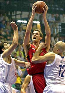 Gasol se eleva entre Tarlac y Scepanovic para tratar de encestar.