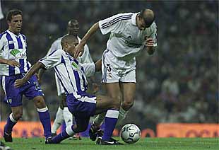 Zidane intenta eludir el marcaje férreo de Romero.