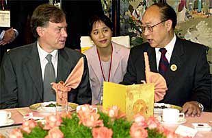 El director general del FMI, ayer junto al ministro de Economía de China, Xiang Huaicheng.
