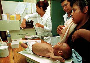 Los médicos pesan a un niño.