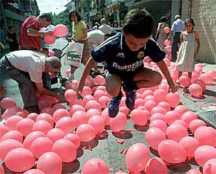 Suelta de globos en la calle Mayor de Alcorcón.