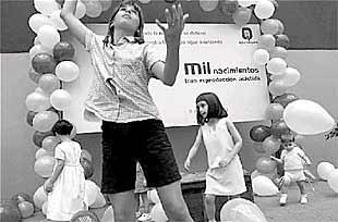 Un grupo de niños juega, ayer, en la fiesta en el Kursaal.