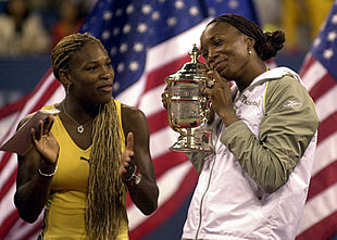 Serena aplaude a su hermana Venus, con el trofeo en las manos.