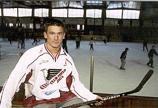 Iván Gracia posa en el palacio de hielo de Jaca.