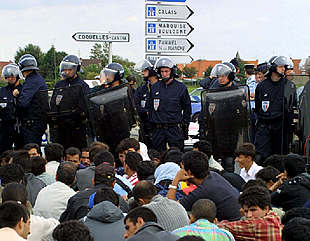 Unos 100 refugiados afganos se manifestaban el pasado día 5 cerca de la entrada francesa al Eurotúnel.