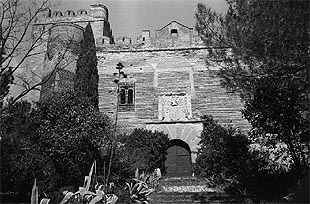 Puerta principal del castillo de Batres.