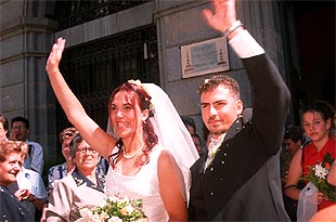Ángela Fernández y Ángel Romero, ayer, al salir del Ayuntamiento de Igualada.