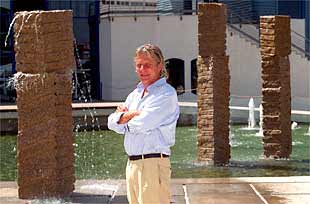 Christian Tobin, junto a sus columnas, en el Parque de las Ciencias de Granada.