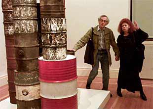 Christo y Jeanne-Claude, ante un embalaje de barriles de aceite realizado en 1958-1959.
