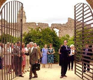 Francisco Camps (derecha) y el vicecónsul de Marruecos, Fuad el-Aoufi, abren la puerta a la mezquita de la Xara.