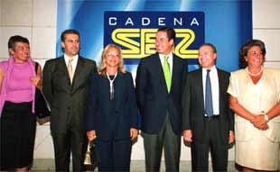Directivos de Radio Valencia-Cadena SER posan junto a la presidenta de las Cortes y el Consell, en el centro, y la alcaldesa de la ciudad.