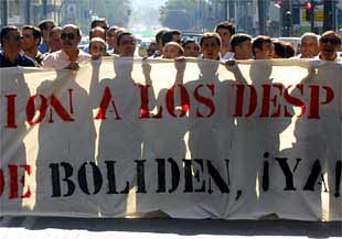 Trabajadores de Boliden, ayer, ante la delegación de Trabajo de la Junta de Andalucía en Sevilla.