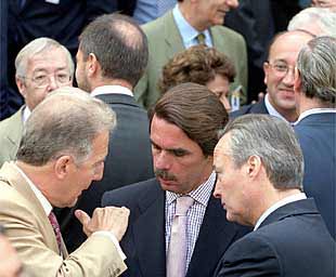 José María Aznar dialoga con el nuevo embajador en Marruecos, Fernando Arias-Salgado, y con Josep Piqué.