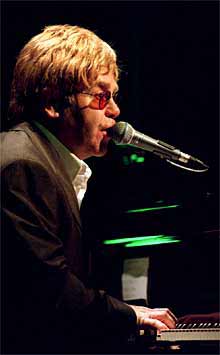 Elton John, durante el concierto que ofreció en el Círculo de Bellas Artes de Madrid.