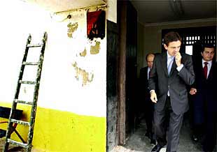 Un momento de la visita de Fernández Miranda al antiguo acuartelamiento de la isla de las Palomas.