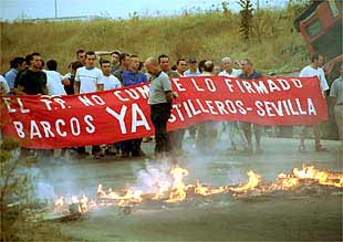 Empleados de Astilleros cortaron ayer el tráfico de la SE-30 en protesta por la falta de encargos.