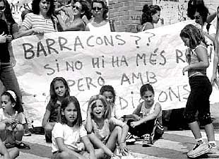 Alumnos de infantil y primaria se manifiestan, ayer, en la Consejería de Educación.