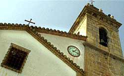El reloj de propiedad municipal situado en el frontis de la Iglesia de Aín, junto al campanario.