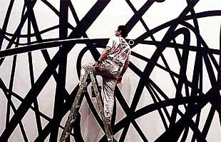 La escultura  Cadira i núvol , en la fundación Tàpies.