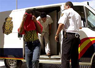 Dos de los seis inmigrantes de origen marroquí detenidos ayer en Fuerteventura.