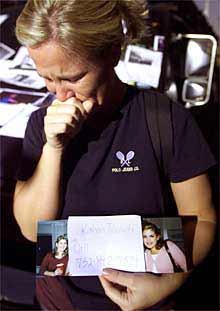 Collen Daily sostiene unas fotos de su mejor amiga, Kaleen Peluzzi, desaparecida en el ataque terrorista.